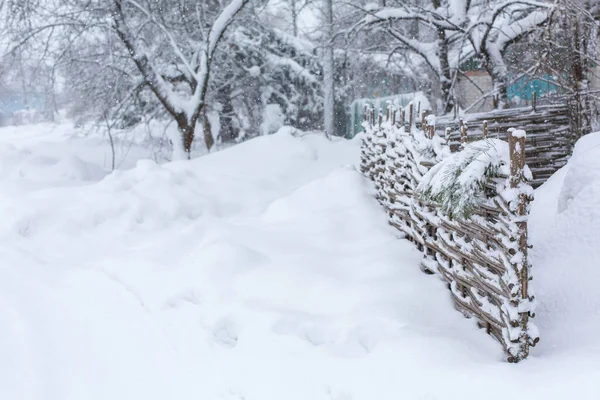 Téli Öreg Kopott Ingatag Fonott Kerítés Fából Készült Deszkák Havas — Stock Fotó