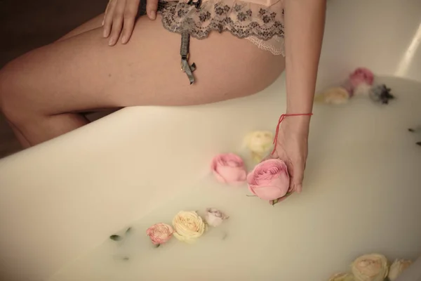 차림의 소녀가 우유를 욕조에서 장미를 펼치고 — 스톡 사진