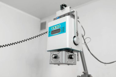 Veteriner hastanesinde profesyonel gri röntgen makinesi..