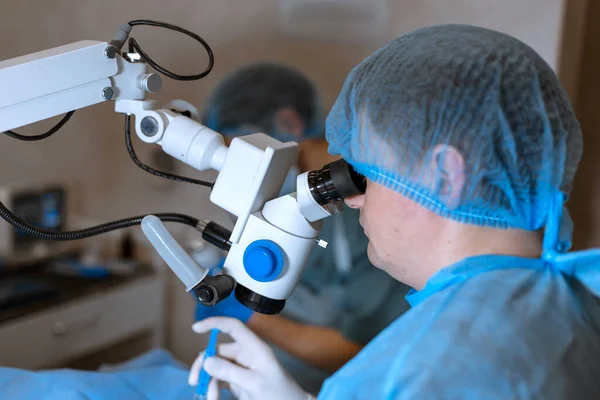 Oftalmólogo Profesional Realiza Una Cirugía Ocular Con Microscopio Médico Inserta —  Fotos de Stock