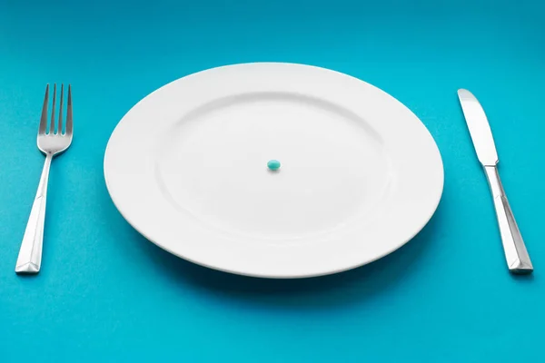 皿の中の小さなタブレット 医学的概念 食べ物の代わりに錠剤を食べる — ストック写真