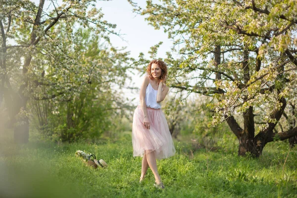 Junges Attraktives Mädchen Spaziert Frühlingshaften Grünen Park Und Genießt Die — Stockfoto