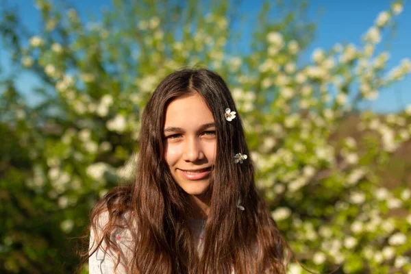 Портрет Молодой Красивой Девочки Подростка Цветущем Весеннем Зеленом Саду — стоковое фото