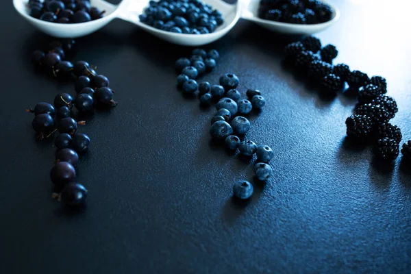 Conjunto Diferentes Tipos Bayas Negras Plato Blanco Sobre Una Mesa — Foto de Stock