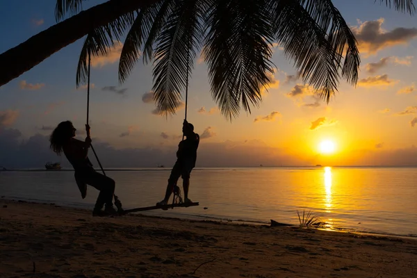 Pareja Siluetas Enamoradas Pasea Por Playa Atardecer Montar Columpio Atado —  Fotos de Stock