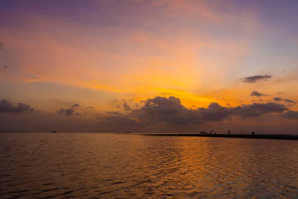 Queimar Céu Brilhante Durante Pôr Sol Uma Praia Tropical Pôr — Fotografia de Stock