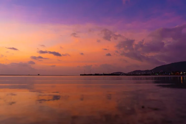 Tropikal Bir Plajda Gün Batımında Yanan Parlak Gökyüzü Göç Sırasında — Stok fotoğraf