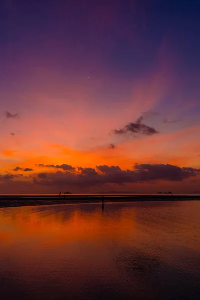 Queimar Céu Brilhante Durante Pôr Sol Uma Praia Tropical Pôr — Fotografia de Stock