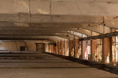 Büyük boş bir oda. Beton bina. Parlak boşluk