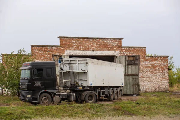 Camión Carga Una Semilla Hangar Pueblo Exportaciones Comida Pueblo Dnipro — Foto de Stock
