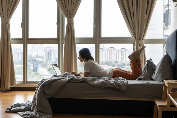 Beautiful Young Brunette Girl Working Laptop While Lying Bed Panoramic — Stock Photo, Image