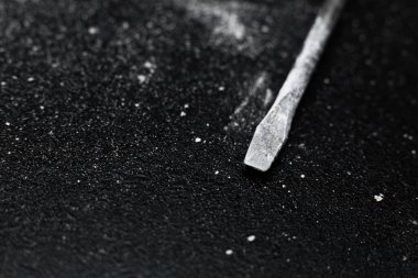 Bir tornavidayı, bir duvarı deldikten sonra beyaz toz içinde yaklaş..