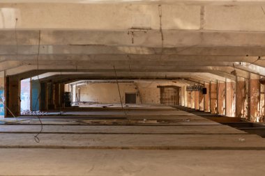 Büyük boş bir oda. Beton bina. Parlak boşluk