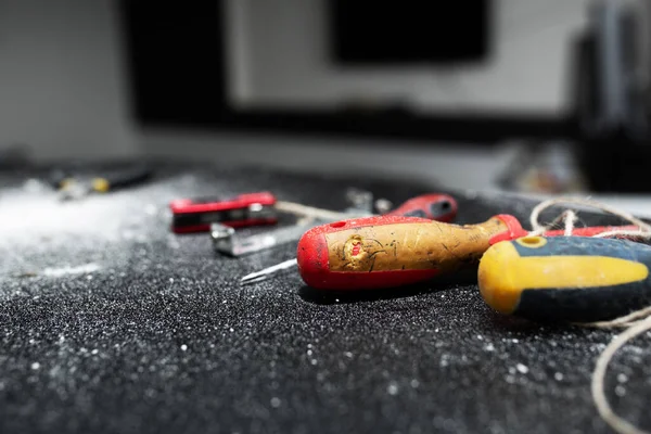 Conjunto Ferramentas Para Auto Instalação Lâmpada Encontra Uma Mesa Preta — Fotografia de Stock