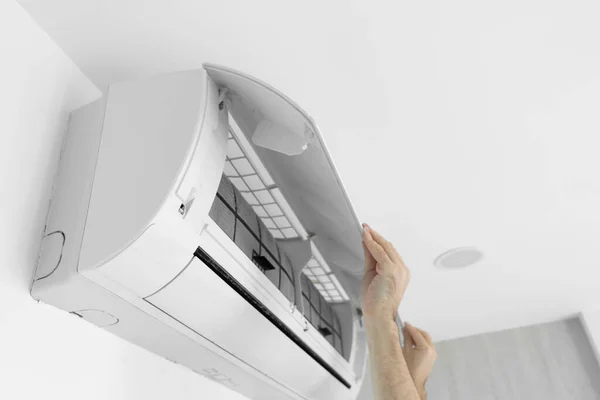 Man Reinigt Het Filter Van Airconditioner Van Stof Zeer Vuile — Stockfoto