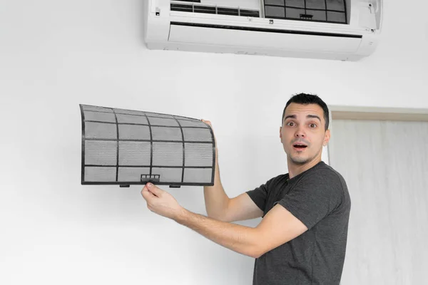 Guy Cleans Filter Home Air Conditioner Dust Very Dirty Air — Stock Photo, Image