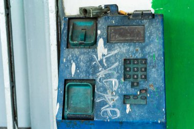 Eski bozuk ankesörlü telefon. Yoksulluk ve yıkım izleri