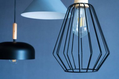 Şık konutların iç dekorasyonu. Çatı katı tarzı parlak lamba. Modern tarz ev tasarımı.