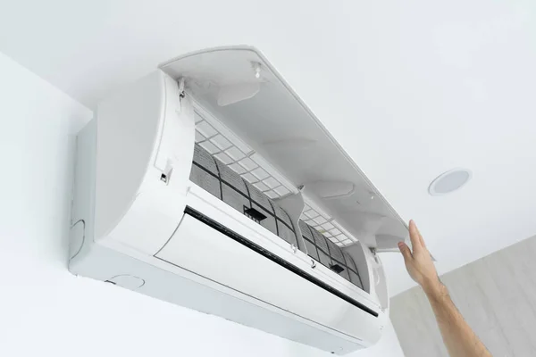 Guy Cleans Filter Home Air Conditioner Dust Very Dirty Air — Stock Photo, Image