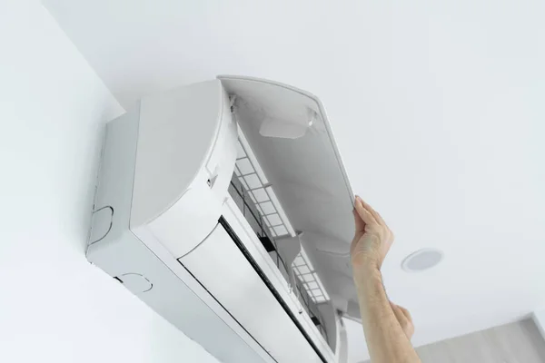 Guy Cleans Filter Home Air Conditioner Dust Very Dirty Air — Stock Photo, Image