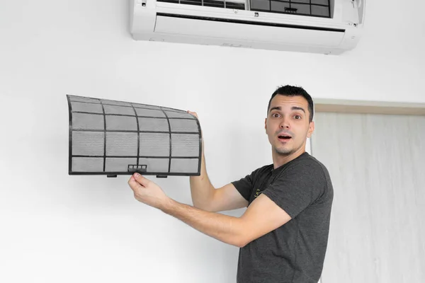 Ten Chlap Čistí Filtr Domácí Klimatizace Prachu Velmi Špinavý Filtr — Stock fotografie
