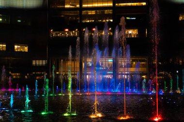 Dans eden çok renkli fıskiyelerin gece görüşü. Şarkı Söyleyen Çeşmeler Şovu. Kuala Lumpur, Malezya - 02.18.2020