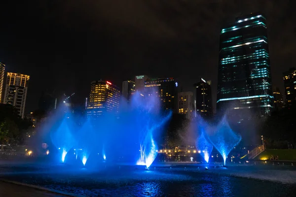 Nachtzicht Dansende Veelkleurige Fonteinen Show Van Zingende Fonteinen Kuala Lumpur — Stockfoto