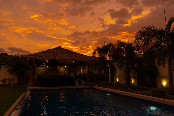 Hermosa Puesta Sol Naranja Ardiente Los Trópicos Canopy Calle Heno — Foto de Stock