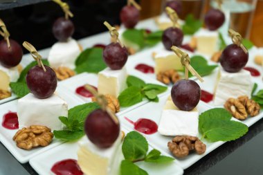 Bir sürü abur cubur ve aperatifle dolu bir açık büfe masası..