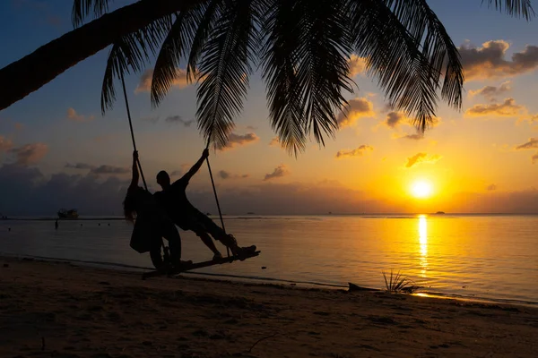 Pareja Siluetas Enamoradas Pasea Por Playa Atardecer Montar Columpio Atado —  Fotos de Stock