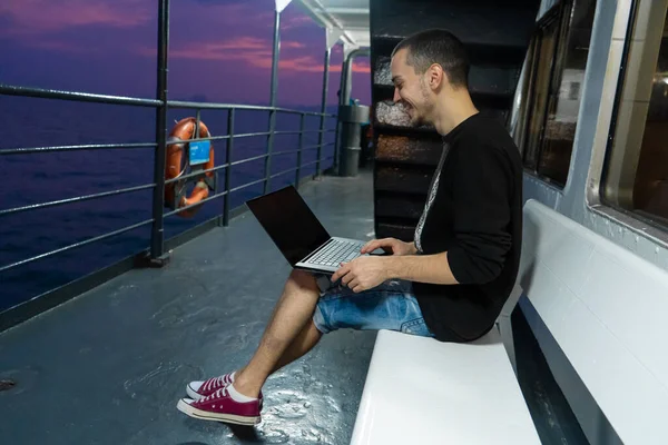 Молодий Чоловік Працює Ноутбуці Палубі Корабля Віддалена Робота Завжди Язку — стокове фото