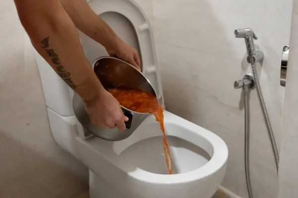 Fille Verse Une Casserole Soupe Dans Les Toilettes Nourriture Gâtée — Photo