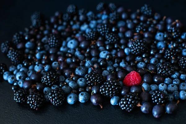 Konsep Keunikan Tidak Seperti Yang Lain Merah Raspberry Dalam Campuran — Stok Foto