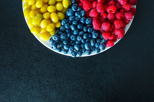 Zicht Van Bovenaf Een Mix Van Gele Rode Blauwe Bessen — Stockfoto