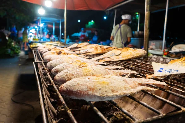 亚洲食物 在夜市食物街市的烤架上放有咸鱼的柜台 — 图库照片