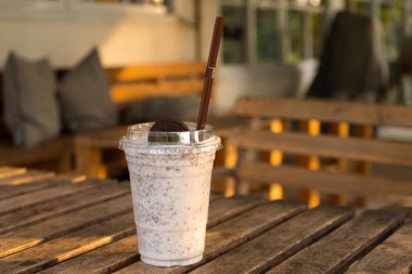 Dondurma ve kurabiyeli milkshake. Sıcak bir günde serin ve ferahlatıcı.