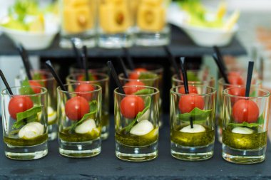 Bir sürü abur cubur ve aperatifle dolu bir açık büfe masası..