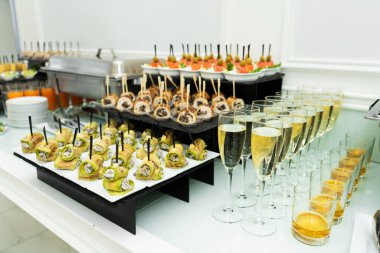 Bir sürü abur cubur ve aperatifle dolu bir açık büfe masası..