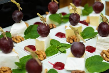 Bir sürü abur cubur ve aperatifle dolu bir açık büfe masası..