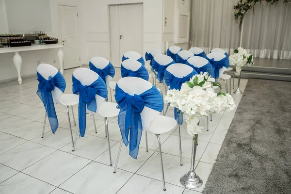 Fényes Hely Esküvőknek Kék Ruhával Díszített Vendégszékek Sorai — Stock Fotó