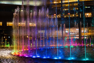 Dans eden çok renkli fıskiyelerin gece görüşü. Şarkı Söyleyen Çeşmeler Şovu. Kuala Lumpur / Malezya - 07.17.2020