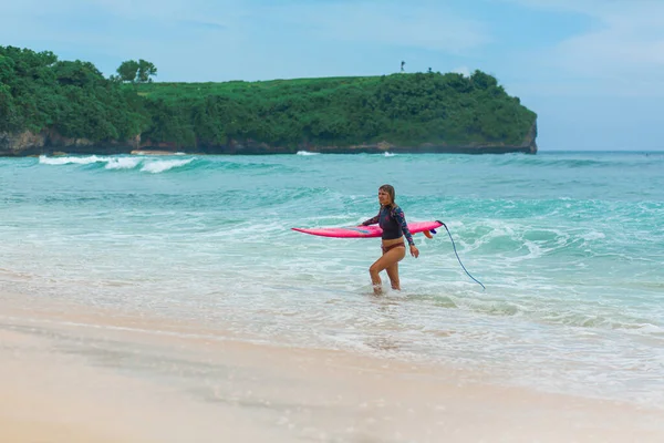 性感瘦小的女孩在热带沙滩上冲浪板 暑期健康 积极的生活方式 印度尼西亚巴厘 2018年3月24日 — 图库照片