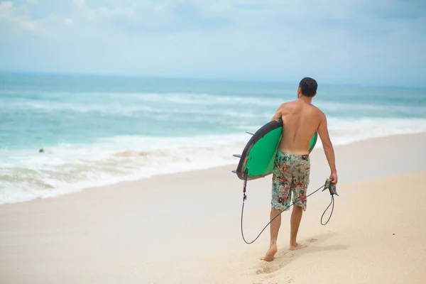 Σέρφερ Surfing Man Surfboard Walking Sandy Tropical Beach Υγιεινός Τρόπος — Φωτογραφία Αρχείου