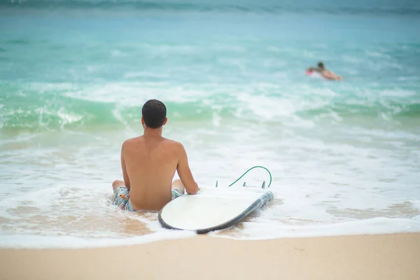 Ragazzo Riposa Una Spiaggia Tropicale Sabbiosa Dopo Aver Cavalcato Surf — Foto Stock