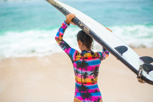 熱帯砂のビーチでサーフボードとセクシーなスリムな女の子 夏の職業における健康的なアクティブなライフスタイル — ストック写真