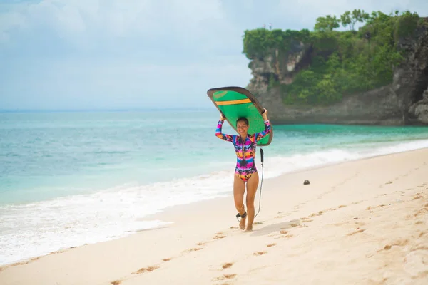 Sexy Chica Delgada Con Tabla Surf Playa Arena Tropical Vida — Foto de Stock