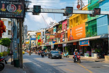 Asya şehrinin her zamanki caddesi. Çok renkli alçak binalar ve motosikletler. Bangkok / Tailand - 02.05.2020