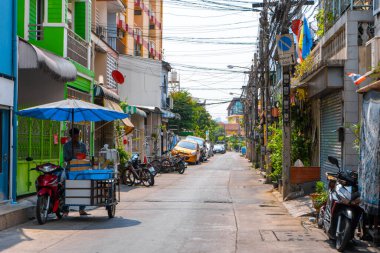 Asya 'da sokak yemeği satıcısı. Tekerlekli seyyar yiyecek arabası. Bangkok / Tailand - 02.05.2020