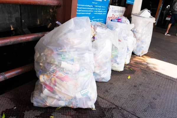 曼谷一个船厂的垃圾袋公众地方的清洁卫生 — 图库照片
