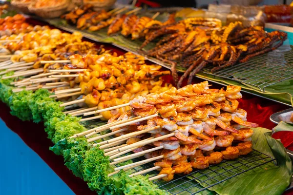 亚洲街头食品市场 食物柜台 小烧烤在一根叫做Satey的木棍上 — 图库照片